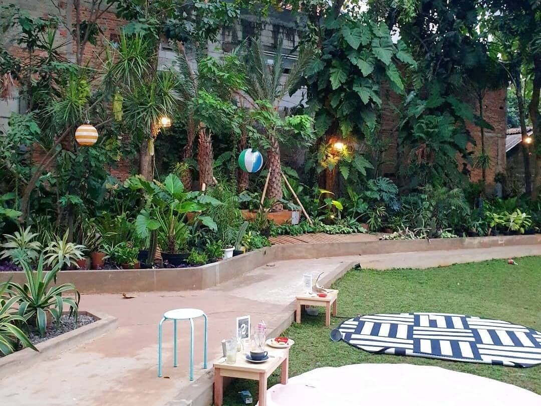 Spot Kebun Ide berupa padang rumput luas yang asyik dibuat piknik